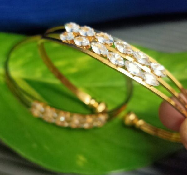 White flower bracelet - Image 3