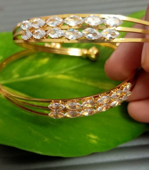 White flower bracelet - Image 4